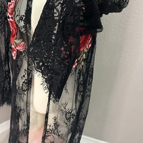 The Line Of Style Floral Lace Kimono Medium - Picture 3 of 7